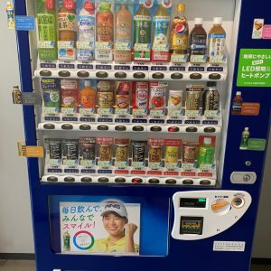 本社に設置している自動販売機内のラインナップを健康志向の商品に入れ替え、飲料１本あたりのカロリーと糖質（あくまで目安）を掲示しています。