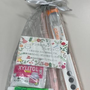 　歯科専用品に触れることで歯科受診のきっかけになればと、
１１月８日≪いい歯の日≫にデンタルグッズを配布しています。