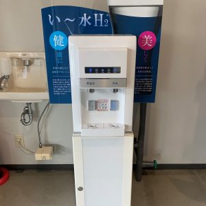 本社自動販売機横に水素水サーバーを設置しています。水素水で一息つくことでリフレッシュにもなっています。