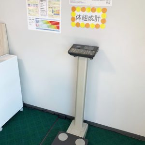 本社１階ロビーにある健康づくりコーナーに「業務用体組成計」を設置しています。体重や体脂肪率はもちろん、脂肪量・筋肉量等の様々な計測データを印刷することができます。