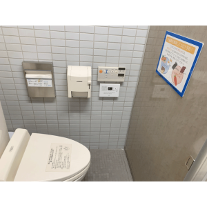 ふとした時に目にしてもらえるよう、トイレ個室内に健康豆知識を掲示しています