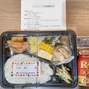 極力揚げ物を減らし、野菜を沢山使用した「ヘルシー弁当」と健康茶を社員へ定期的に無償提供しています。 
身体に良い味付けを知れ、気分転換にもなると好評企画の一つです。
