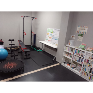 本社１階に「健康経営ルーム」を設置しています。「たつみ健康文庫」とフィットネス施設を併設しています。