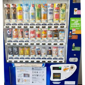 本社に設置している自動販売機内のラインナップを健康志向の商品に入れ替え、飲料１本あたりのカロリーと糖質（あくまで目安）を掲示しています。