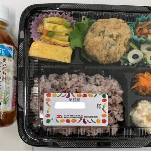 極力揚げ物を減らし、野菜を沢山使用した「ヘルシー弁当」と健康茶を社員へ定期的に無償提供しています。身体に良い味付けを知れ、気分転換にもなると好評企画の一つです。